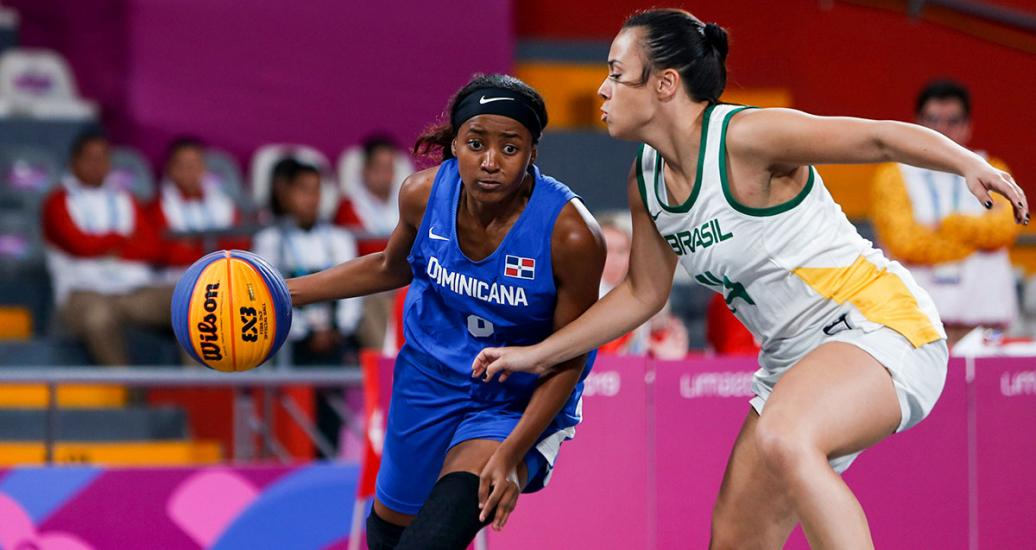 Luana Fernandes intenta detener a Nesly Sentil en el duelo entre Brasil y República Dominicana en el Baloncesto 3x3 de Lima 2019.