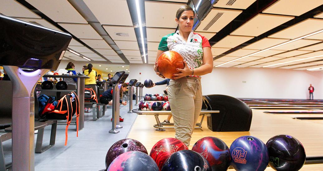 Miriam Zetter de México se prepara para lanzar la bola de bowling en la VIDENA