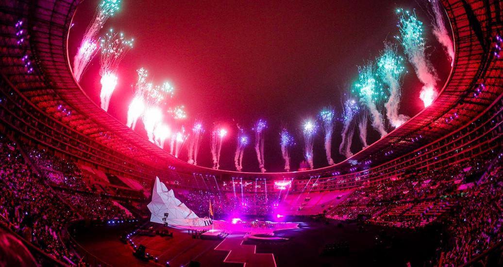 Fuegos artificiales alrededor del Estadio Nacional del Perú, sede oficial de la Ceremonia de Inauguración de los Juegos Panamericanos Lima 2019