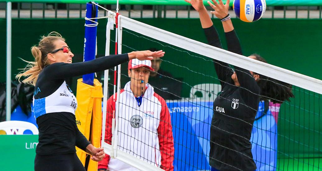 Ana María Gallay anota a un punto - Voleibol de Playa