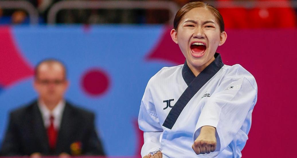 Karyn Real ejecuta movimientos en competencia de Taekwondo