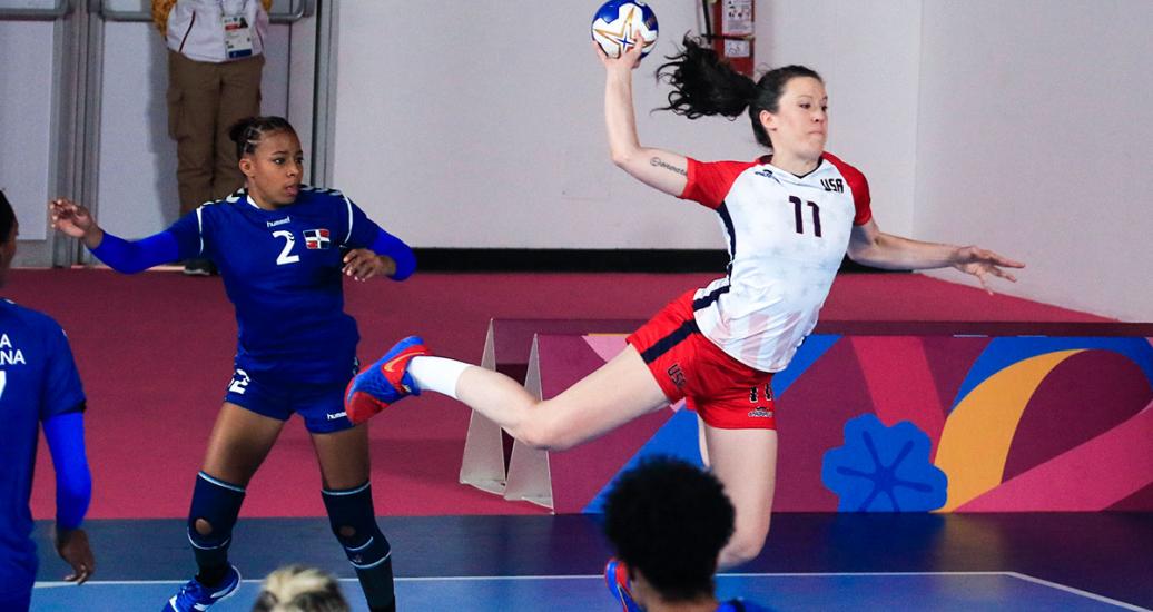 Con un salto, Julia Taylor, atleta estadounidense del balonmano logra anotar en contra de República Dominicana en Lima 2019