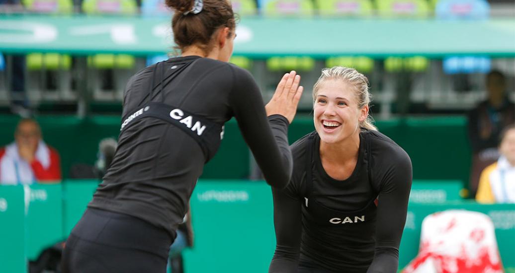 Canada celebrates victory against Nicaragua - Beach volleyball