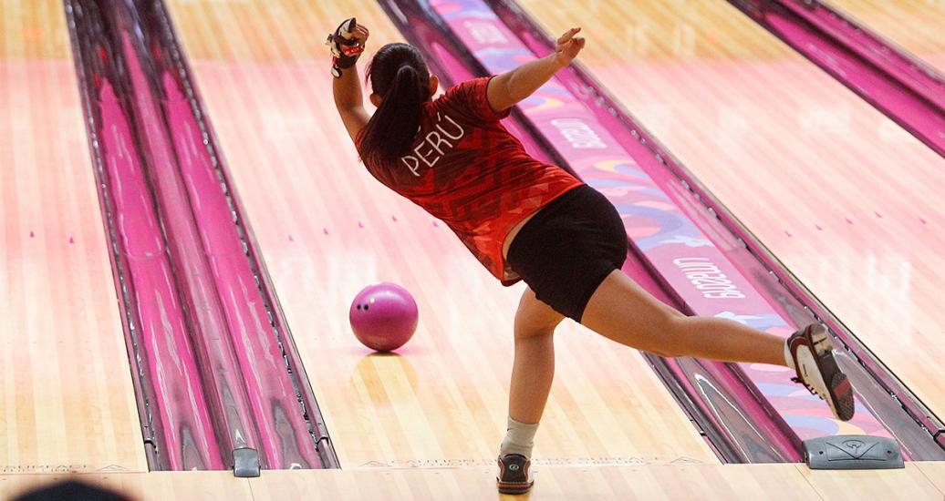 La peruana Gabriela Ishikawa compite en la Segunda Serie de Dobles Femenino de Bowling