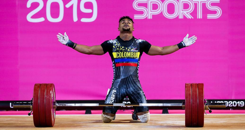 The Colombian athlete gets ready to lift the weights in the Lima 2019 competition held at the Chorrillos Military School 