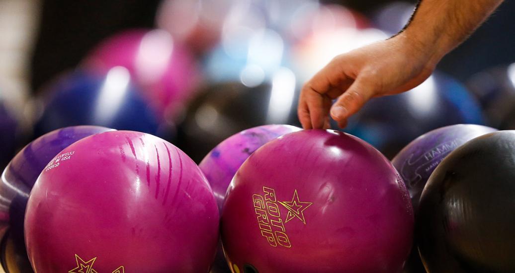 Conjunto de bolas de bowling agrupadas previo a competición en Villa Deportiva Nacional – VIDENA