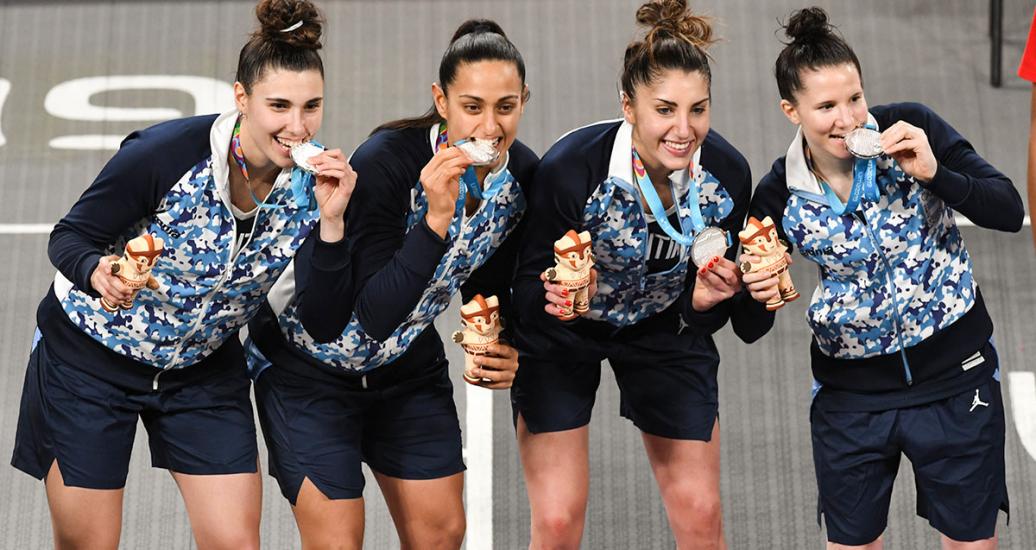 Las argentinas Victoria Llorente, Andrea Boquete, Melissa Gretter y Natacha Pérez posan con las medallas de Plata del Baloncesto 3x3 Femenino, en Lima 2019 