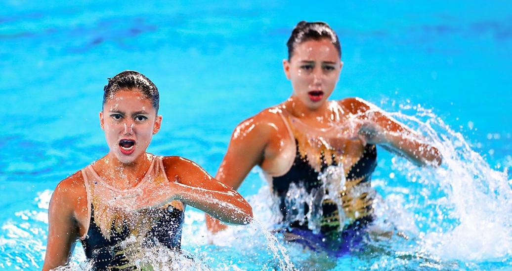 Las nadadoras Fernanda Cruz y Grecia Mendoza durante su presentación en Natación Artística de Lima 2019
