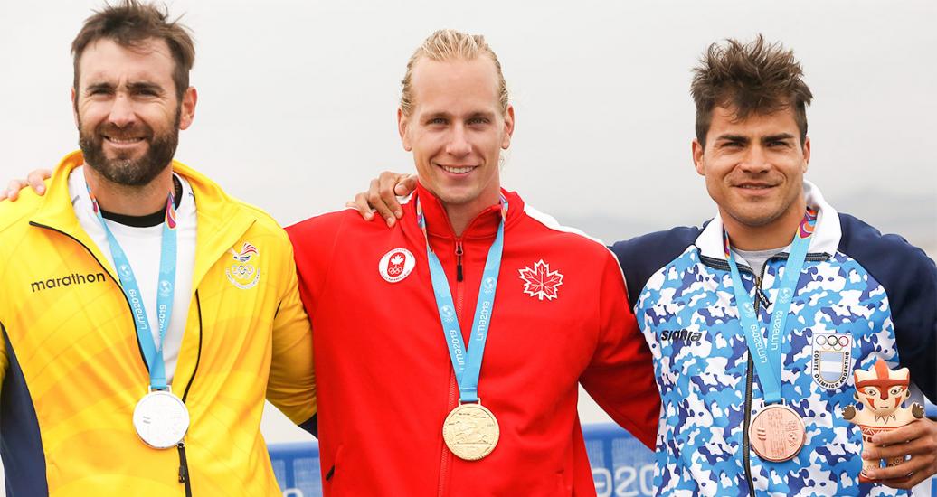El canadiense Dominik Crete, el ecuatoriano César de Cesare, y el argentino Rubén Rezola contentos tras subir al podio de K1 200m masculino, en Lima 2019 