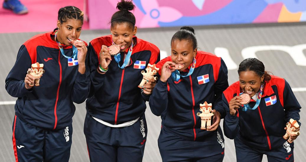 Las dominicanas Carolay Hernández, Nelsy Sentil, Sugeiry Monsac y Giocelis Reynoso contentas con sus medallas en Lima 2019 