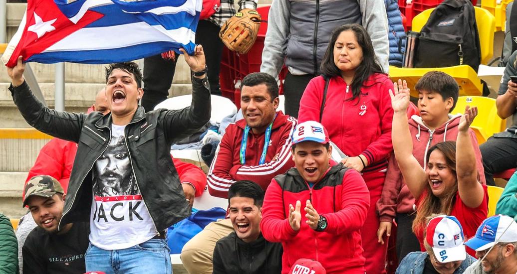 Fan cubano agita su bandera en la sede Villa María del Triunfo durante el partido de beisbol entre Cuba y Colombia, Lima 2019 