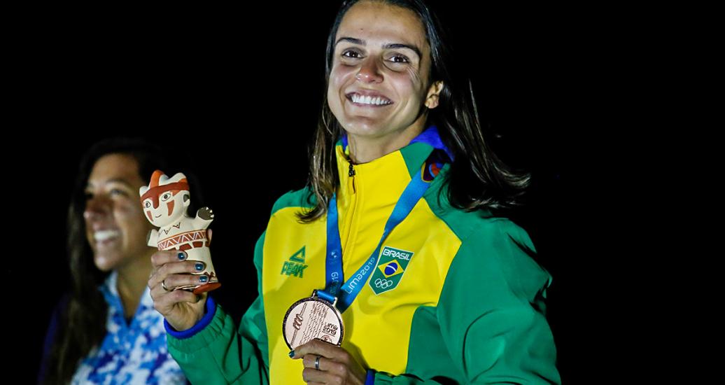 La brasileña Mariana Ribeiro Osmak sostiene su medalla de Bronce en Wakeboard femenino de Lima 2019