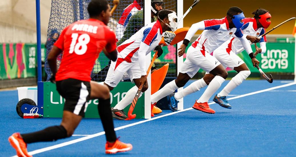 Jugadores cubanos de hockey defienden un córner corto ante Trinidad y Tobago en Lima 2019