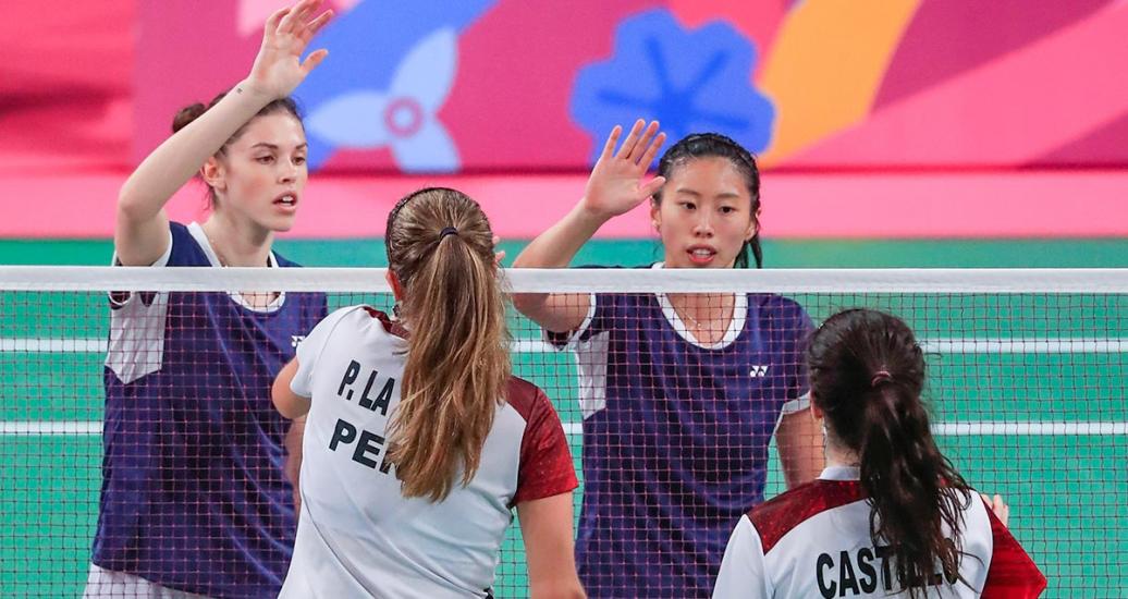 Rachel Honderich y Kristen Tsai saludan a Inés Castillo y Paula La Torre en la Sede Villa Deportiva Nacional - VIDENA, en Lima 2019