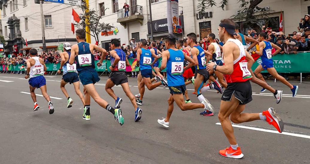 Atletas corren pista por maratón Lima 2019