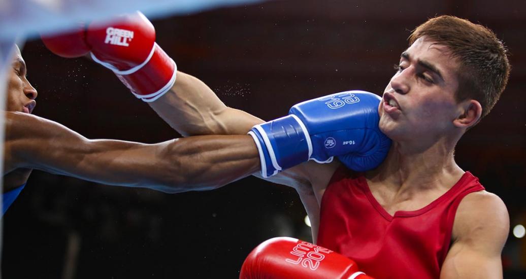 Dominican Rodrigo Marte hits Argentinian boxer Ramón Quiroga on the neck at Lima 2019