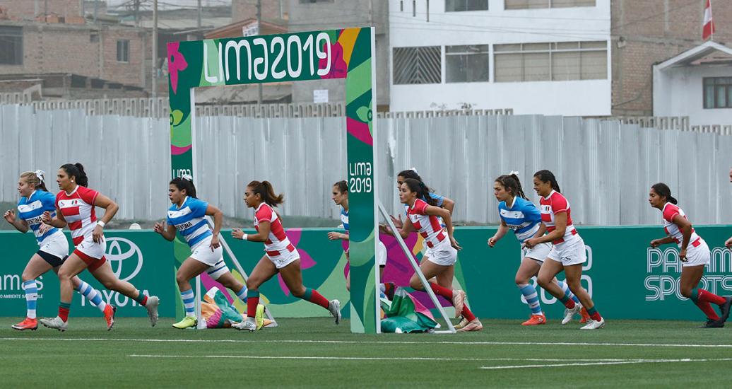 Los equipos de Argentina y México saltan al campo de juego en la última jornada del Rugby 7 femenino