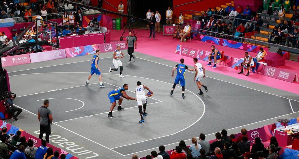 El basquetbolista puertorriqueño Gilberto Clavell con el balón enfrenta la marca del dominicano Bryan Piatini en Lima 2019 