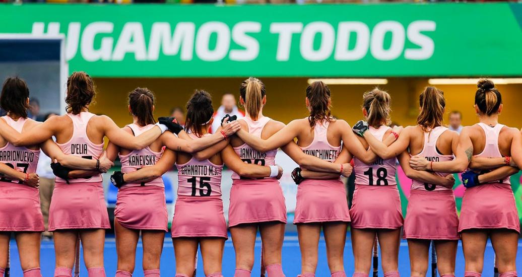 Las Leonas, equipo femenino argentino de Hockey, cantan el Himno Nacional antes de enfrentar a Uruguay, en Lima 2019 