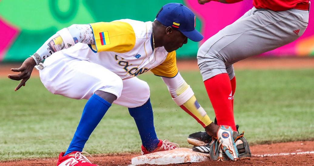 Derwin Pomare recoge la pelota de béisbol ante la presencia de beisbolista cubano, en Lima 2019 