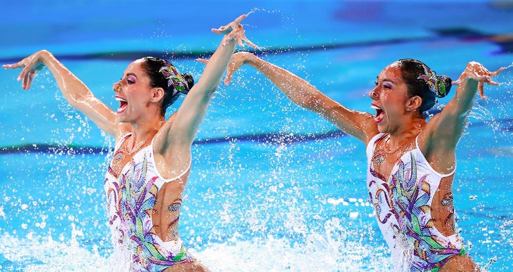 Las nadadoras mexicanas Nuria Diosdado y Joana Jiménez durante su presentación en Natación Artística de Lima 2019