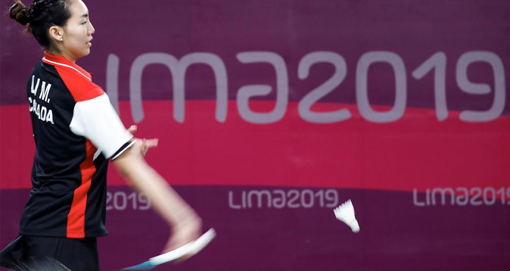 Michelle Li ready to strike the shuttlecock with her racket at the Lima 2019 Games