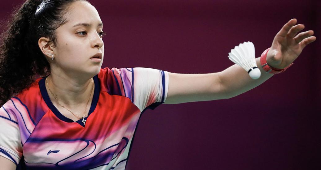 : La badmintonista María Zambrano mira atentamente la pluma para empezar su partido en Lima 2019