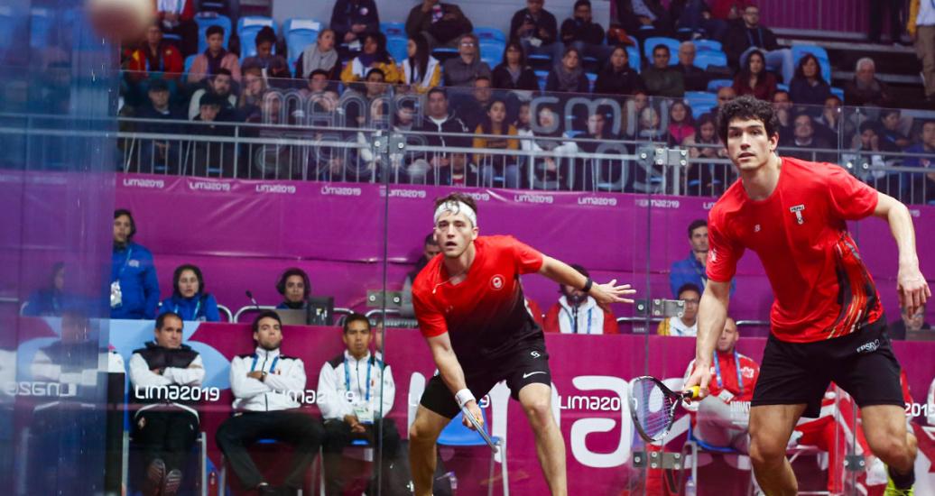 Nicolas Sachvie de Canadá se enfrenta a Andrés Duani en competencia de squash