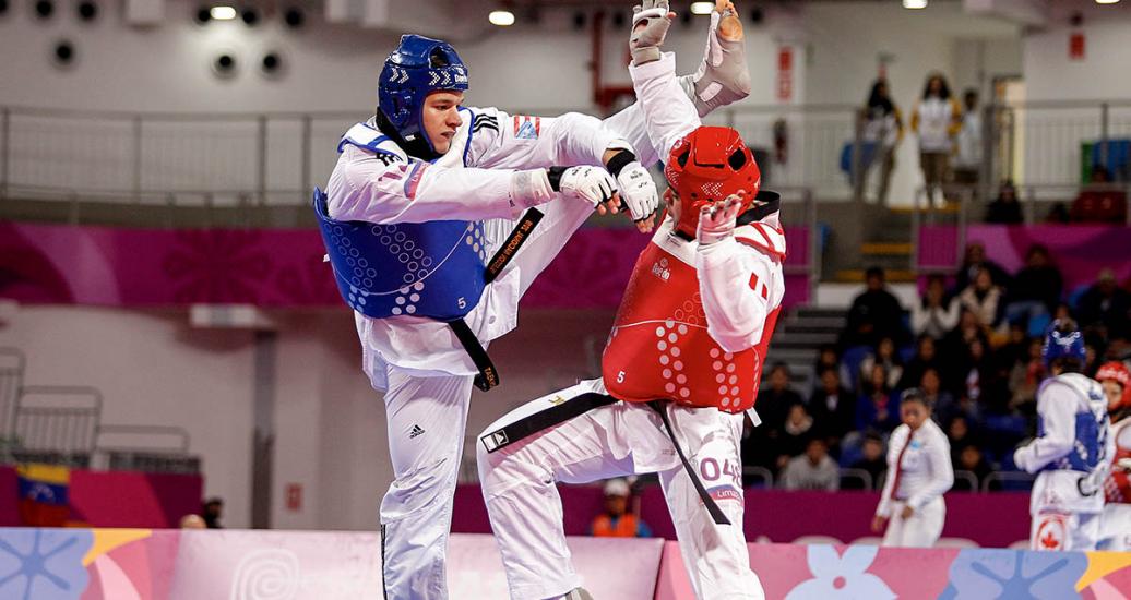 Christian Ocampo attacks Juan Alvarez in taekwondo competition