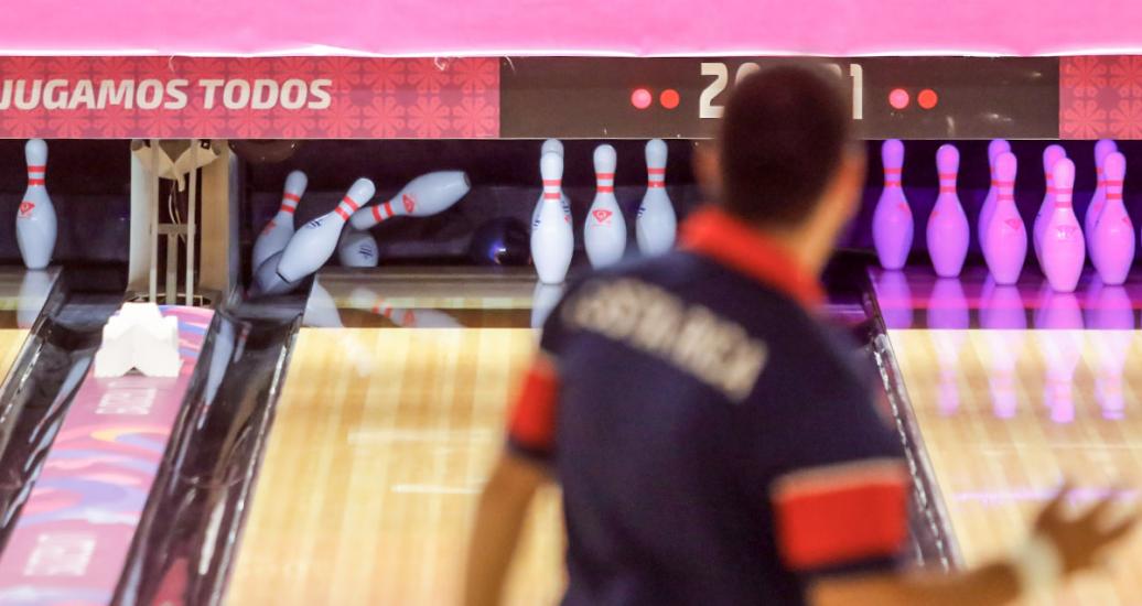 Marco Moretti lanza la bola de bowling