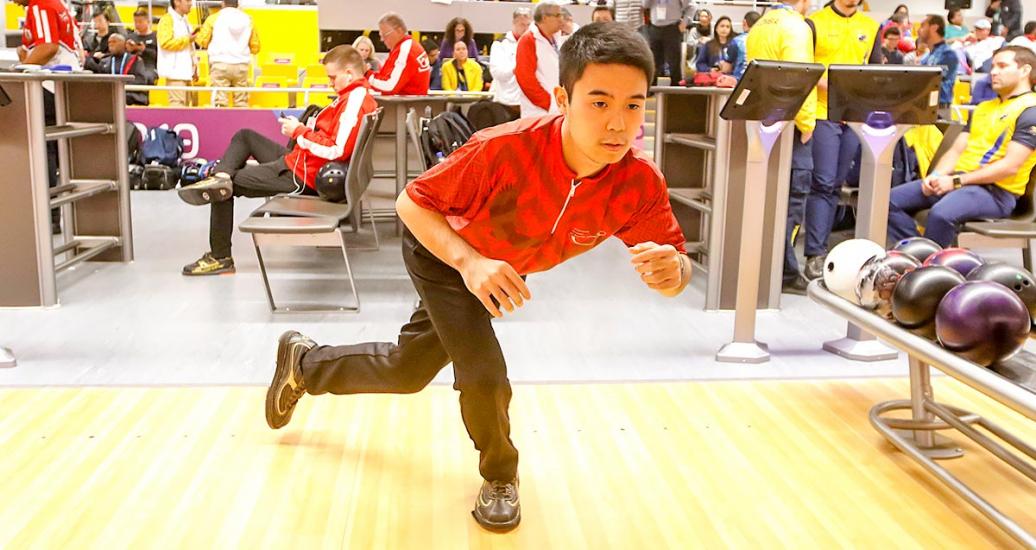 Yum Ishikawa lanza balón de bowling