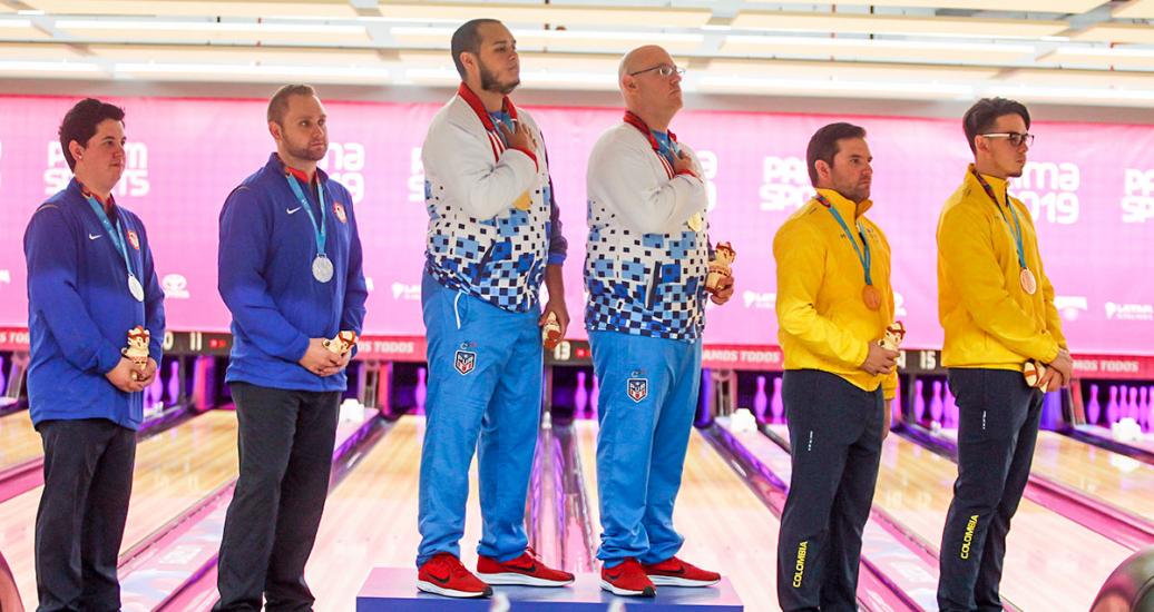 Ganadores de bowling reciben medalla en podio 