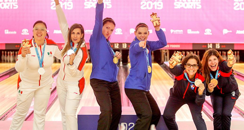Ganadoras de bowling femenino celebran triunfo 