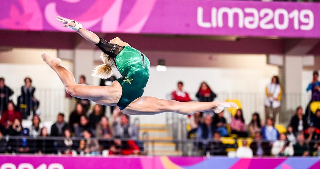 Danusia Francis realiza salto con estiramiento durante su participación  en gimnasia artística en Lima 2019