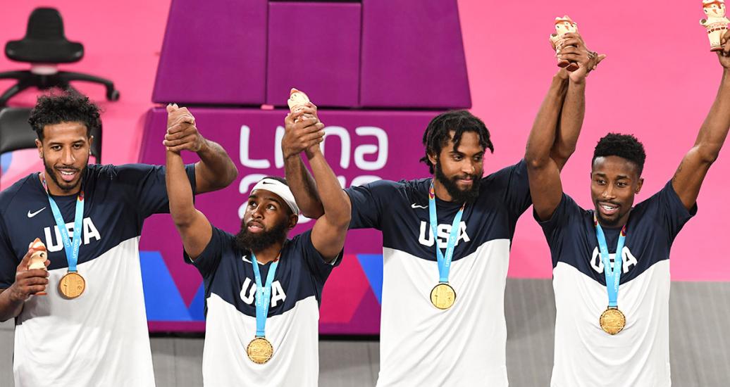 Dominique Jones, Jonathan Octeus, Sheldon Jeter y Kareem Maddox celebran su victoria en la competencia de Baloncesto 3x3 en los Juegos Panamericanos Lima 2019