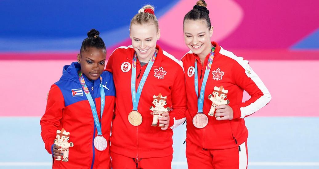La cubana Yesenia Ferrera medallista de plata y las canadienses Elsabeth Black medallista de oro junto a Shallon Olsen medallista de bronce, en Lima 2019