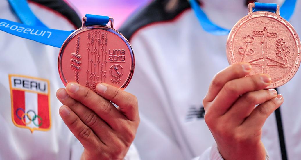 Medallas de Bronce de los peruanos Adriana Vera y Renzo Saux en Taekwondo Poomsae de Lima 2019 