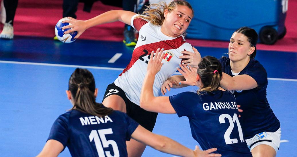 Marcela Balarin goes past players to score against Argentina in a handball match held at the National Sports Village – VIDENA at the Lima 2019 Games