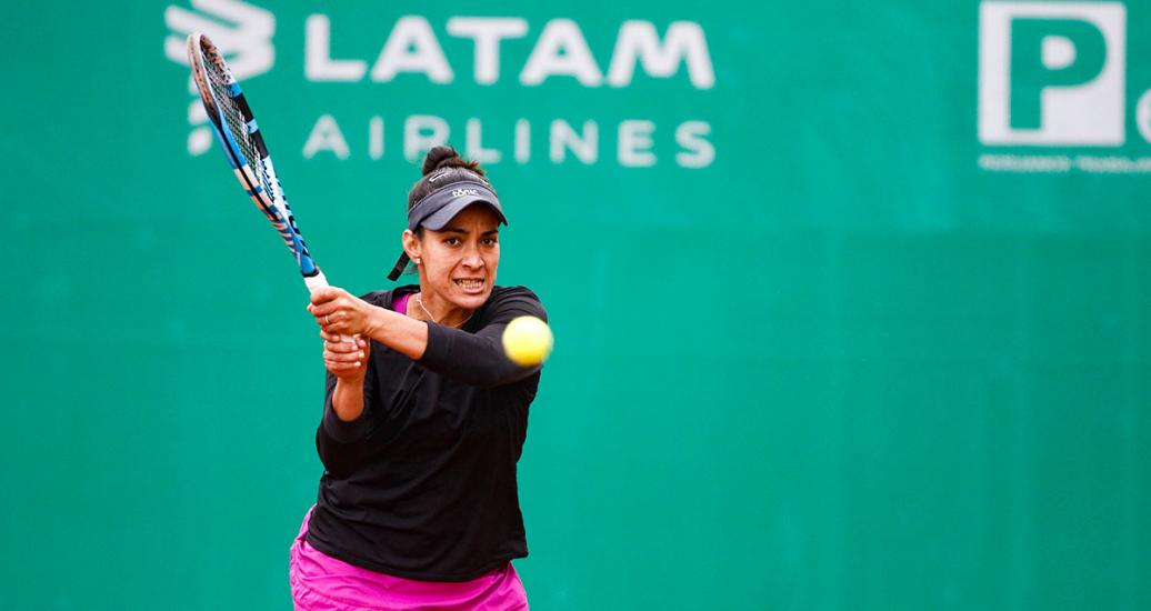 Veronica Cepede de Paraguay se enfrenta a Carolina Alves de Brasil en la competencia de Tenis en los Juegos Lima 2019, en el Club Lawn Tennis.
