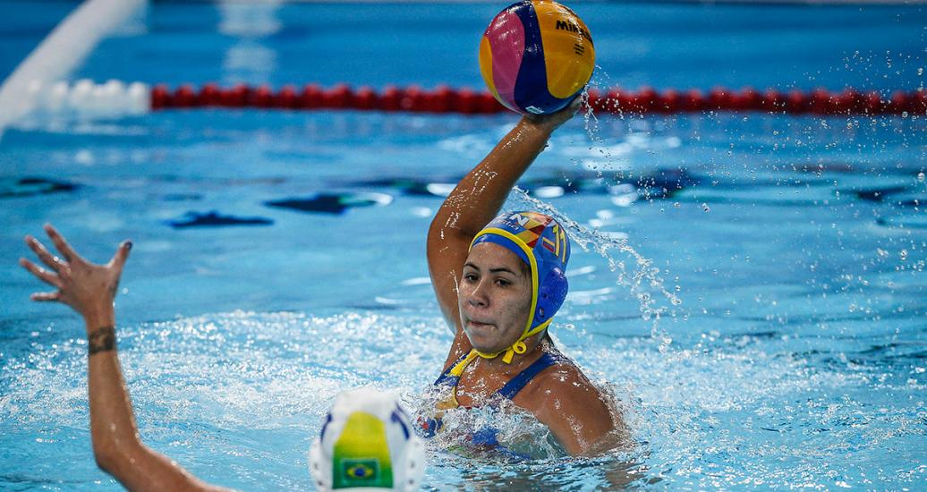 Dulce Hernandez de Venezuela se enfrenta a Brasil en la competencia preliminar de Water Polo de mujeres de los Juegos Lima 2019, en Villa Maria del Triunfo