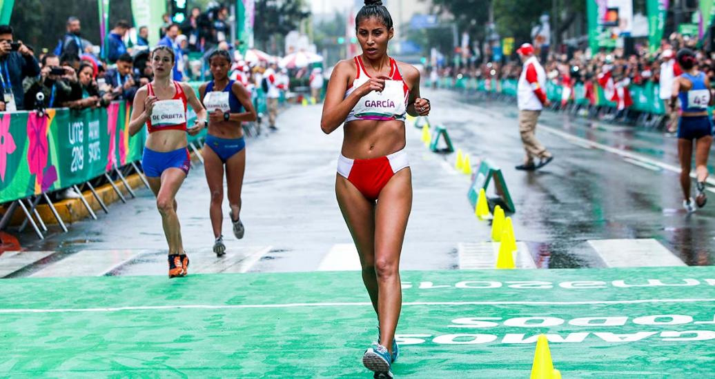 Atleta peruana Kimberly García llegando a la meta y dejando atrás a otras competidoras en el Parque Kennedy de Miraflores, en los Juegos Lima 2019