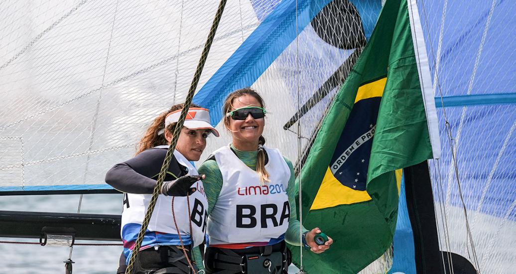 Martine Grael y Kahena Kunze de Brasil al final de competencia por las medallas de skiff femenino , en  los Juegos Lima 2019 en la Bahía de Paracas