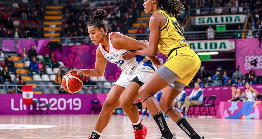 India Pagan de Puerto Rico y Narlyn Mosquera de Colombia durante partido de baloncesto para llevarse la medalla de bronce 5x5, en los Juegos Lima 2019, en el Coliseo Eduardo Dibos