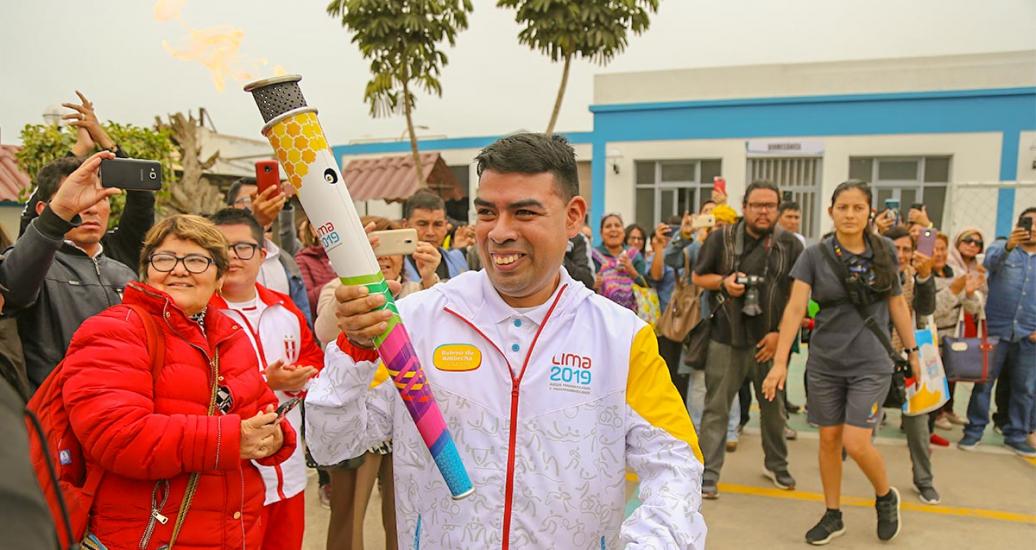 Portador de la Antorcha Parapanamericana posa orgulloso en el tercer día del Relevo de la Antorcha Parapanamericana de Lima 2019