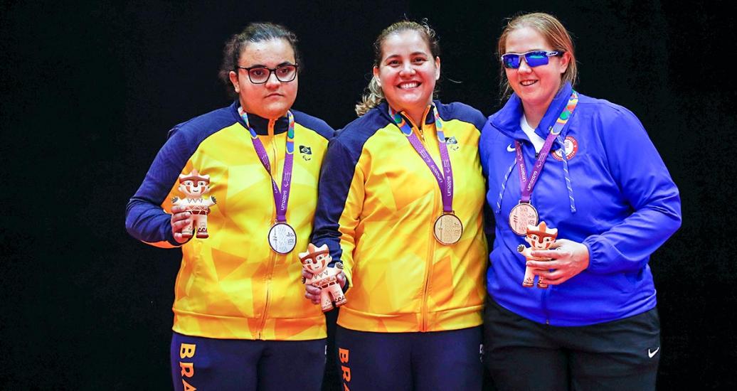 Para deportistas Meg Rodrigues (oro) y Rebeca Silva (plata) de Brasil, y Katie Davis (bronce) de EE.UU. posan con medallas de Judo +70 kg en Lima 2019 en la Villa Deportiva Nacional – VIDENA