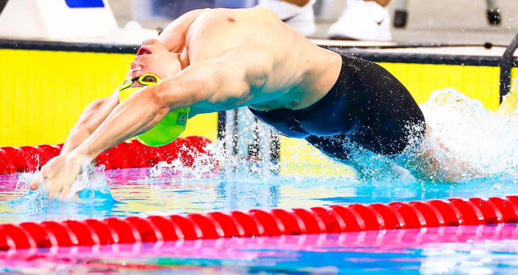 Douglas Rocha de Brasil en acción en Para natación 100 m dorso masculino S13 en la Villa Deportiva Nacional – VIDENA en los Juegos Parapanamericanos Lima 2019
