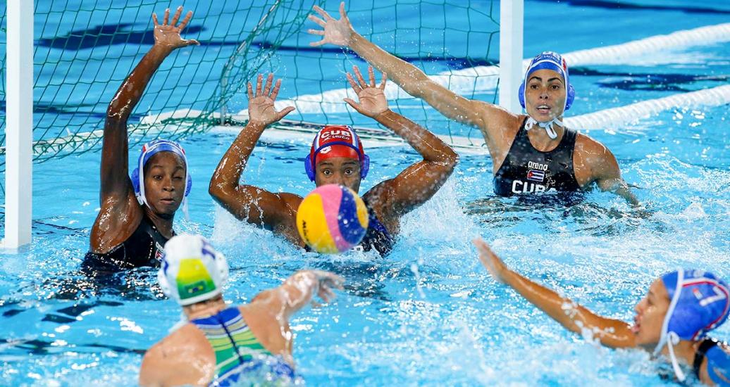 El equipo cubano de waterpolo lucha contra Brasil por la medalla de bronce en los Juegos Lima 2019 en el Complejo Deportivo Villa Maria del Triunfo.