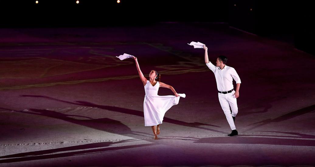 Dos artistas bailan en espectáculo inspirado por la marinera en la ceremonia de clausura de los Juegos Lima 2019 en el Estadio Nacional