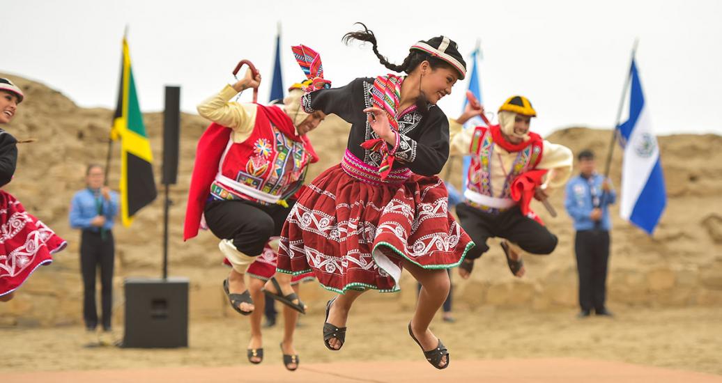 Artista baila en espectáculo de danza folklórica en ceremonia de relevo de antorcha Parapanamericana en Lima 2019 en Pachacamac