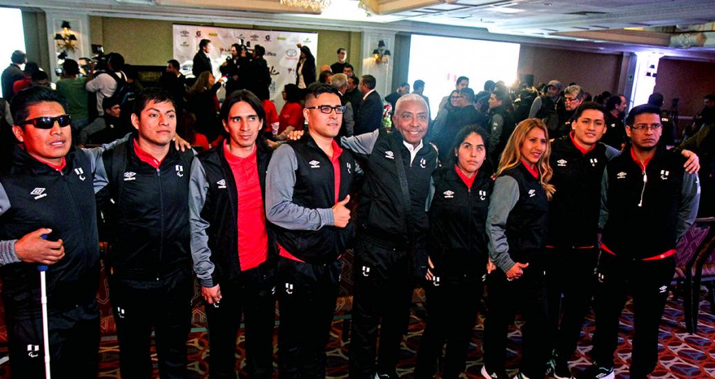 Para deportistas de todo el Perú posan orgullosos para una foto en la ceremonia de presentación de la delegación peruana de los Juegos Parapanamericanos Lima 2019